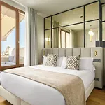 Mate Leo, Hotel 4*