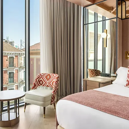Mate Leo, Otel