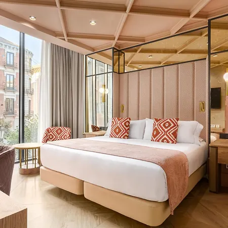 Mate Leo, Otel