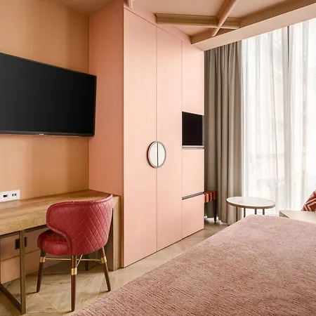 Mate Leo, Otel 4*