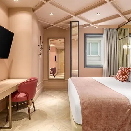 Mate Leo, Otel