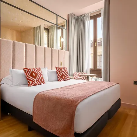 Mate Leo, Otel 4*