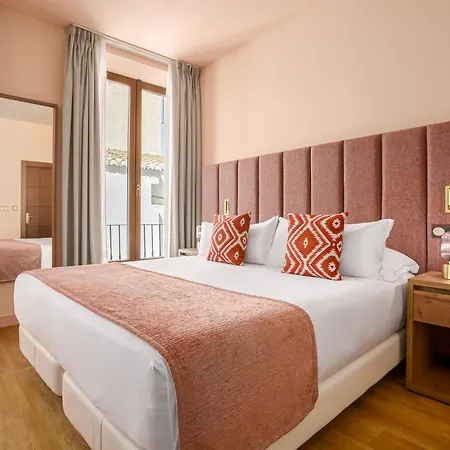 Mate Leo, Otel 4*