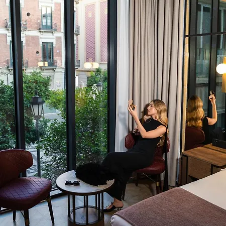 Mate Leo, Hotel