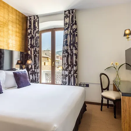 Mate Leo, Otel