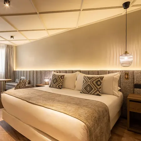 Mate Leo, Otel