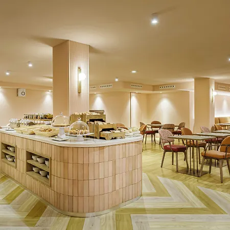 Mate Leo, Otel