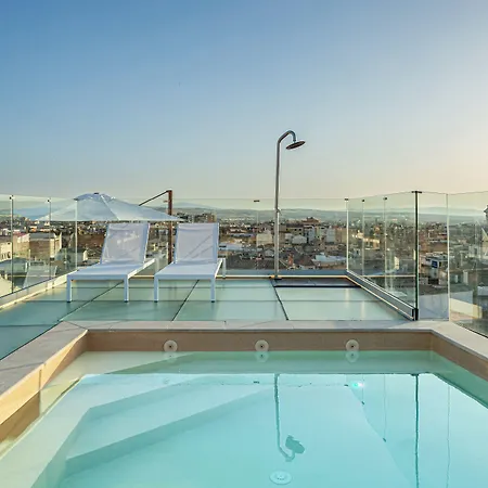 Mate Leo, Otel 4*