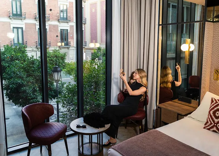 Mate Leo, Otel