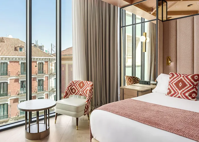 Mate Leo, Otel